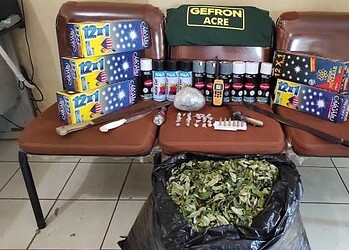 Entorpecentes, radiotransmissores, tinta spray e caixas de fogos de artifício, além de folha de coca e uma arma de fogo foram apreendidos na ocorrência (Foto: Alexandre Lima / O Alto Acre)