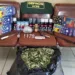 Entorpecentes, radiotransmissores, tinta spray e caixas de fogos de artifício, além de folha de coca e uma arma de fogo foram apreendidos na ocorrência (Foto: Alexandre Lima / O Alto Acre)