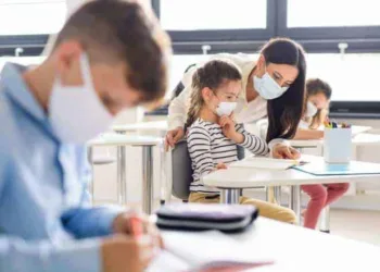Pesquisa aponta que 2 em cada 10 famílias brasileiras liberariam filhos para retornarem à escola em 2020