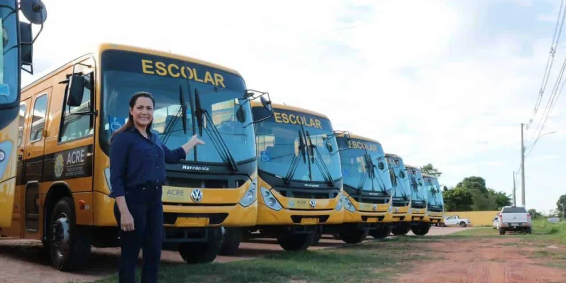 Senadora Mailza participa da entrega de 11 ônibus escolares no Quinari e elogia avanços na educação