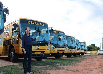 Senadora Mailza participa da entrega de 11 ônibus escolares no Quinari e elogia avanços na educação