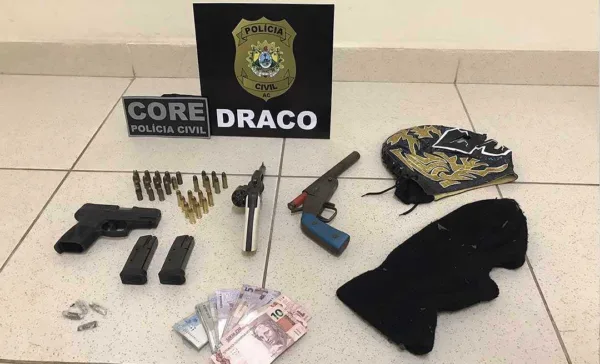 Polícia Civil prende dois envolvidos em latrocínio, apreende menor, drogas, duas armas e recupera arma da vítima