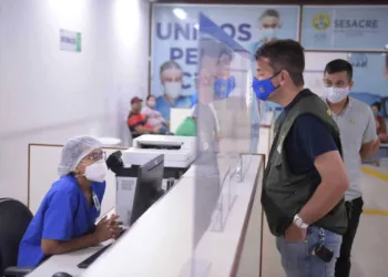 Em visita ao Into, governador conversa com servidores e pacientes sobre avanço da Covid-19