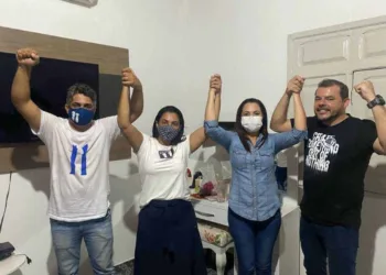 Em Senador Guiomard, Rosana e Ney comemoram a vitória junto com a senadora Mailza e James, irmão da prefeita e esposo de Mailza.