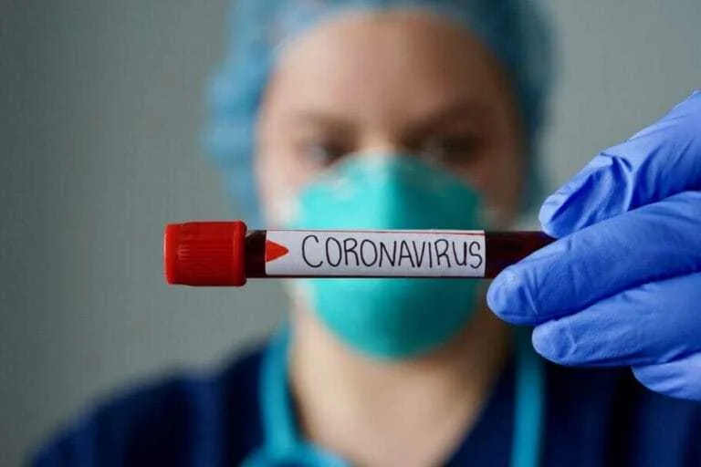 Número é superior à quantidade de casos ativos, ou seja, pessoas que estão em acompanhamento médico. Informações foram atualizadas às 17h30 desta segunda-feira (02/11)