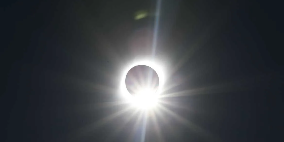 Um eclipse solar é observado em Coquimbo, Chile, em 2 de julho de 2019