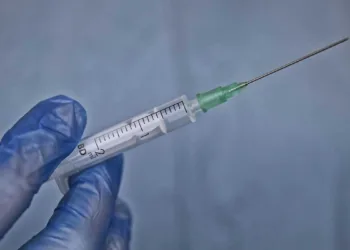 A partir de agora, todas as pessoas com 18 anos ou mais, poderão tomar a dose de reforço cinco meses após completarem o esquema vacinal (Foto: Divulgação)