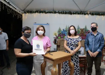 Socorro Neri entrega equipamentos para atender escolas e alunos do Município