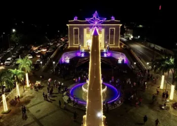 Luzes de Natal do Palácio Rio Branco são acesas pelo governador Gladson Cameli