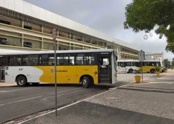 GREVE: Ônibus são estacionados em frente à Prefeitura de Rio Branco