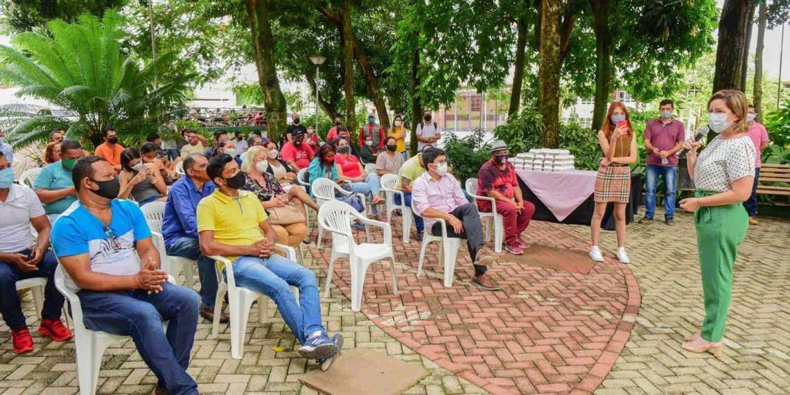 Prefeita recebe homenagem do movimento comunitário