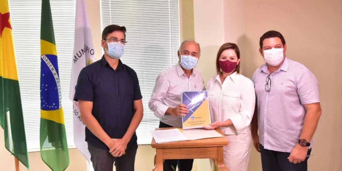 Socorro Neri entrega o Relatório de Transição ao prefeito eleito Tião Bocalom