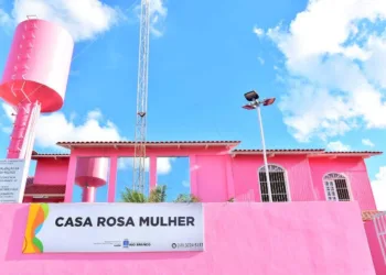 oferta serviços de atendimento socioassistêncial, psicológico e apoio jurídico às mulheres vítimas de violência ou em situação de vulnerabilidade social