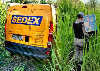 Criminosos rendem funcionário dos Correios, roubam veículo e fazem arrastão nas entregas
