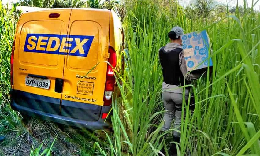 Criminosos rendem funcionário dos Correios, roubam veículo e fazem arrastão nas entregas