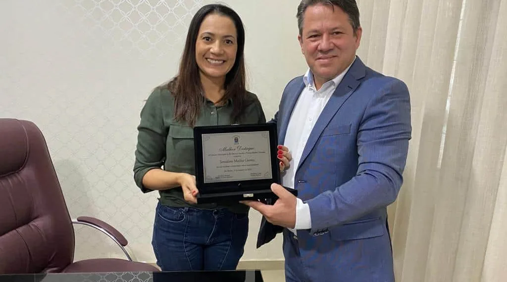 Senadora mailza Gomes recebe das mãos do vereador Artêmio autor da proposta Premio Mulher Destaque 2020