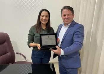 Senadora mailza Gomes recebe das mãos do vereador Artêmio autor da proposta Premio Mulher Destaque 2020