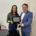 Senadora mailza Gomes recebe das mãos do vereador Artêmio autor da proposta Premio Mulher Destaque 2020