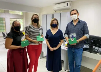 Socorro Neri percorre todas as salas da prefeitura para agradecer o empenho de cada servidor em sua administração