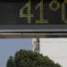 Na Avenida Presidente Vargas, com a igreja da Candelária ao fundo, termômetro registra onda de calor que atinge a cidade