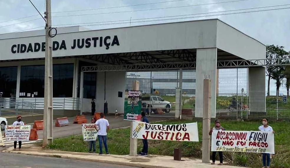 Caso Jonhliane: Família faz protesto durante audiência que decide se motorista que matou mulher vai a júri