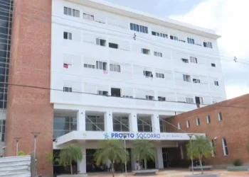 Adolescente foi levado ao Pronto Socorro de Rio Branco onde passou por cirurgia e se recupera bem — (Foto: Reprodução/Rede Amazônica Acre)