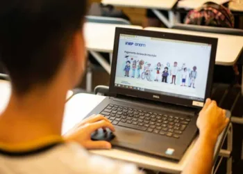 Primeira edição do Enem digital começa a ser aplicada neste domingo