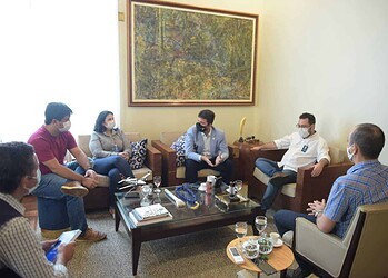 Gladson Cameli discute demandas com servidores do Deracre