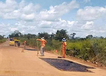 Após solicitação de Roberto Duarte, Estrada do Agricultor recebe tapa-buracos