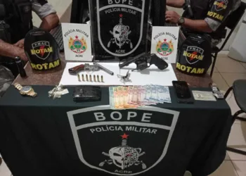 Duas pessoas são presas pelo BOPE com armas de fogo na baixada da Sobral