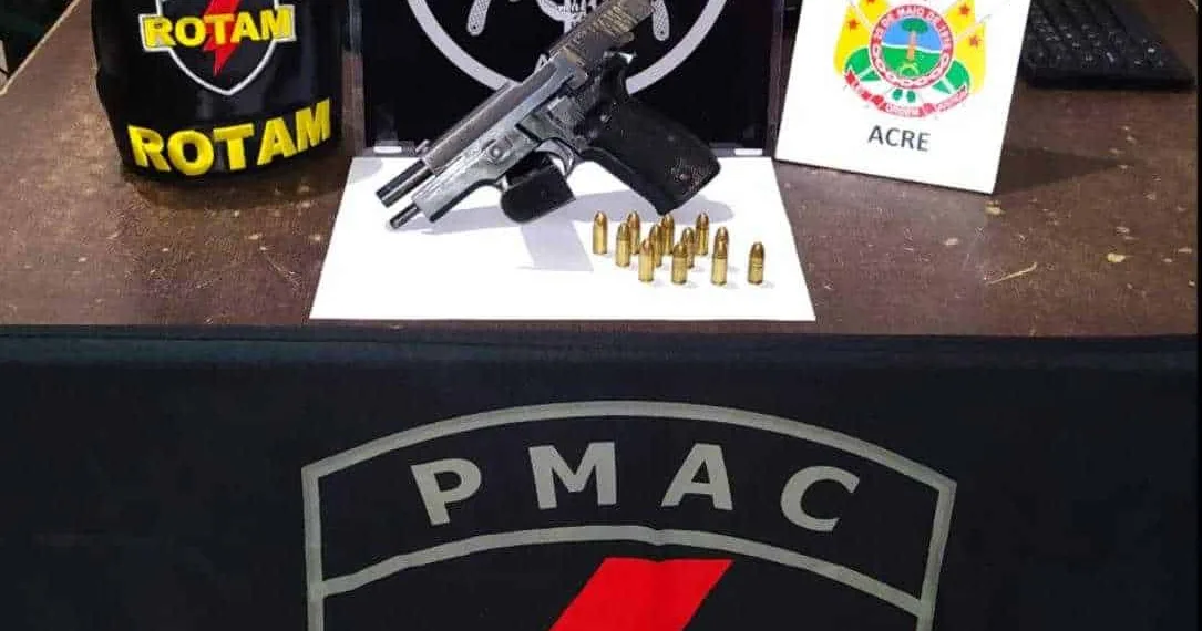 Polícia apreendeu uma pistola calibre 9 milímetros, armamento de uso restrito das Forças de Segurança (Foto: Ascom PMAC)