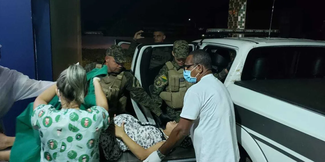 A viatura do Gefron conduziu a gestante e uma acompanhante até o Hospital de Senador Guiomard (Foto: Ascom Sejusp)