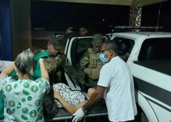 A viatura do Gefron conduziu a gestante e uma acompanhante até o Hospital de Senador Guiomard (Foto: Ascom Sejusp)