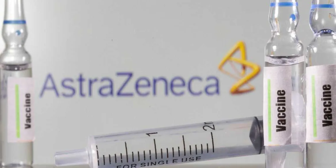 um tubo de ensaio etiquetado com a vacina é visto na frente do logotipo da AstraZeneca. REUTERS/Dado Ruvic/Illustration/File Photo