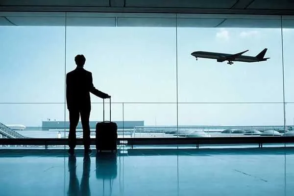 Passageiro com necessidades especiais deve ser indenizado em R$ 4 mil por atraso do voo