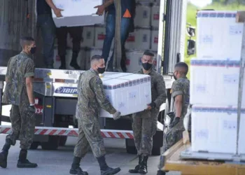 Acre recebe 5,5 mil doses da vacina de Oxford; profissionais da Saúde vão ser vacinados com o imunizante