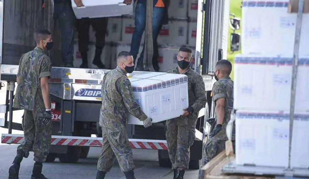 Acre recebe 5,5 mil doses da vacina de Oxford; profissionais da Saúde vão ser vacinados com o imunizante