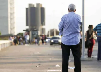 Idosos na região central de Brasília.