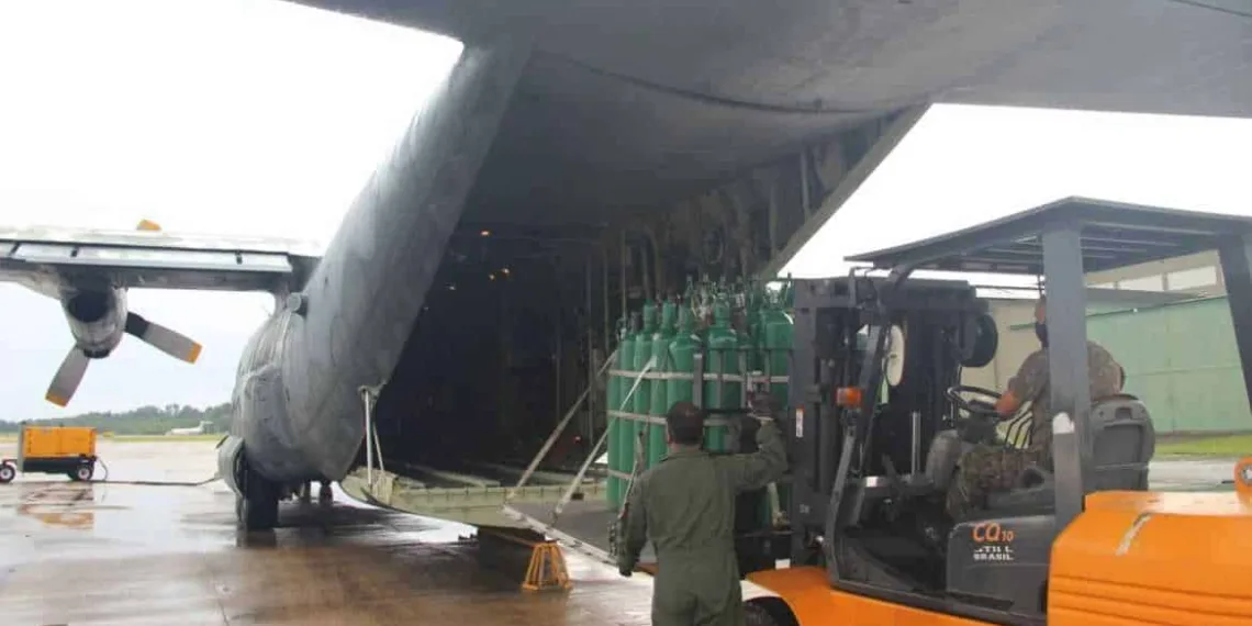 Avião militar C-130, da FAB, com cilindros de oxigênio para tratamento de pacientes de covid-19 em Manaus.