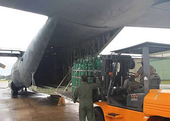 Avião militar C-130, da FAB, com cilindros de oxigênio para tratamento de pacientes de covid-19 em Manaus.