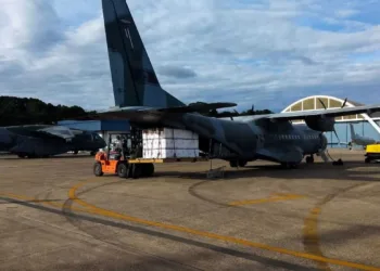Hoje (18/01), um C-105 Amazonas da #FAB decolou às 10h de Guarulhos/SP com destino a Florianópolis/SC transportando carga das vacinas para combate à COVID-19. Avião