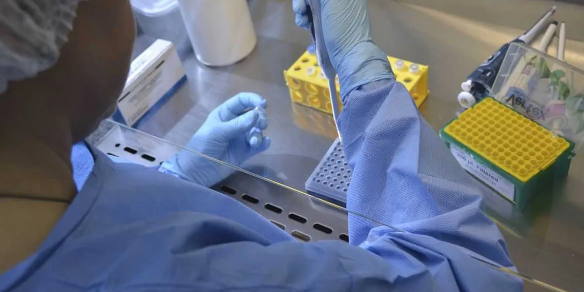 O Laboratório Central de Saúde Pública de Santa Catarina (LACEN) está realizando exames para identificação do novo coronavírus (COVID-19)