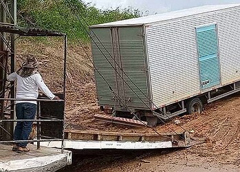 Caminhão atola no acesso à balsa de travessia do rio Juruá para Rodrigues Alves
