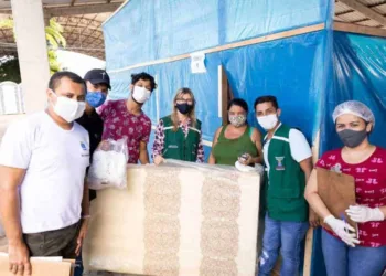 Equipe da SASDH faz entrega de colchões no Parque (Foto: Dircom)