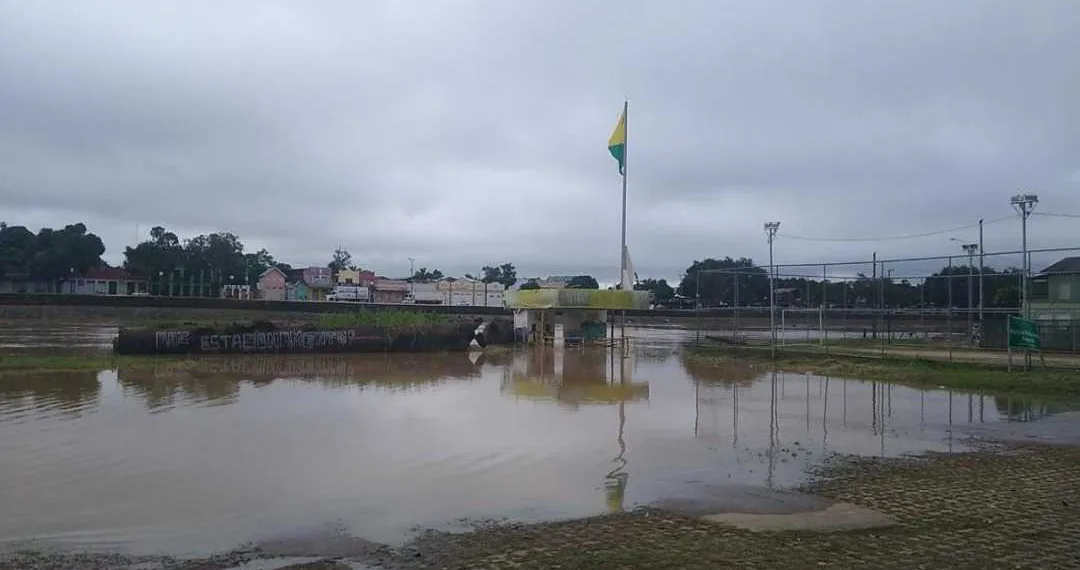 Rio Acre ultrapassa cota de alerta em Rio Branco e invade rua no Bairro da Base