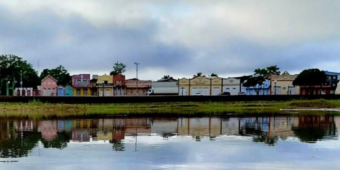 Imagem do Rio Acre horas antes de atingir a cota de transbordamento, em Rio Branco (Foto: Victor Augusto / Pé de Orelha)