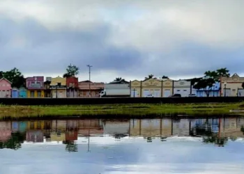 Imagem do Rio Acre horas antes de atingir a cota de transbordamento, em Rio Branco (Foto: Victor Augusto / Pé de Orelha)