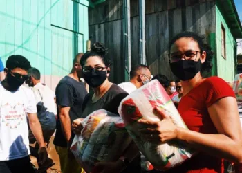 Grupo Banho de Cheiro e Projeto Olhar Diferente doaram cerca de 80 sacolões a famílias vítimas das cheias dos igarapés