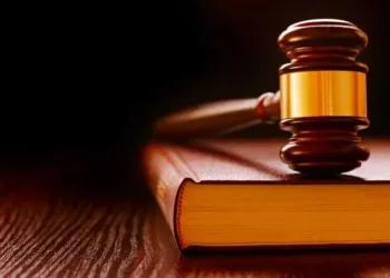 Parlamentar deve ser indenizado por ter sofrido ofensas após denunciar falta de remédios