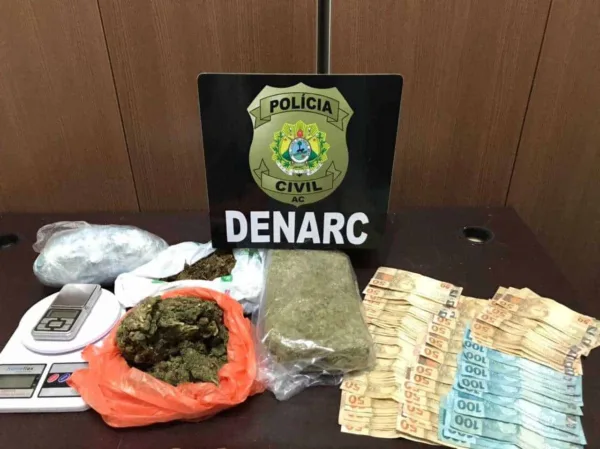 Polícia prende dois em flagrante e apreende droga que estava enterrada em quintal